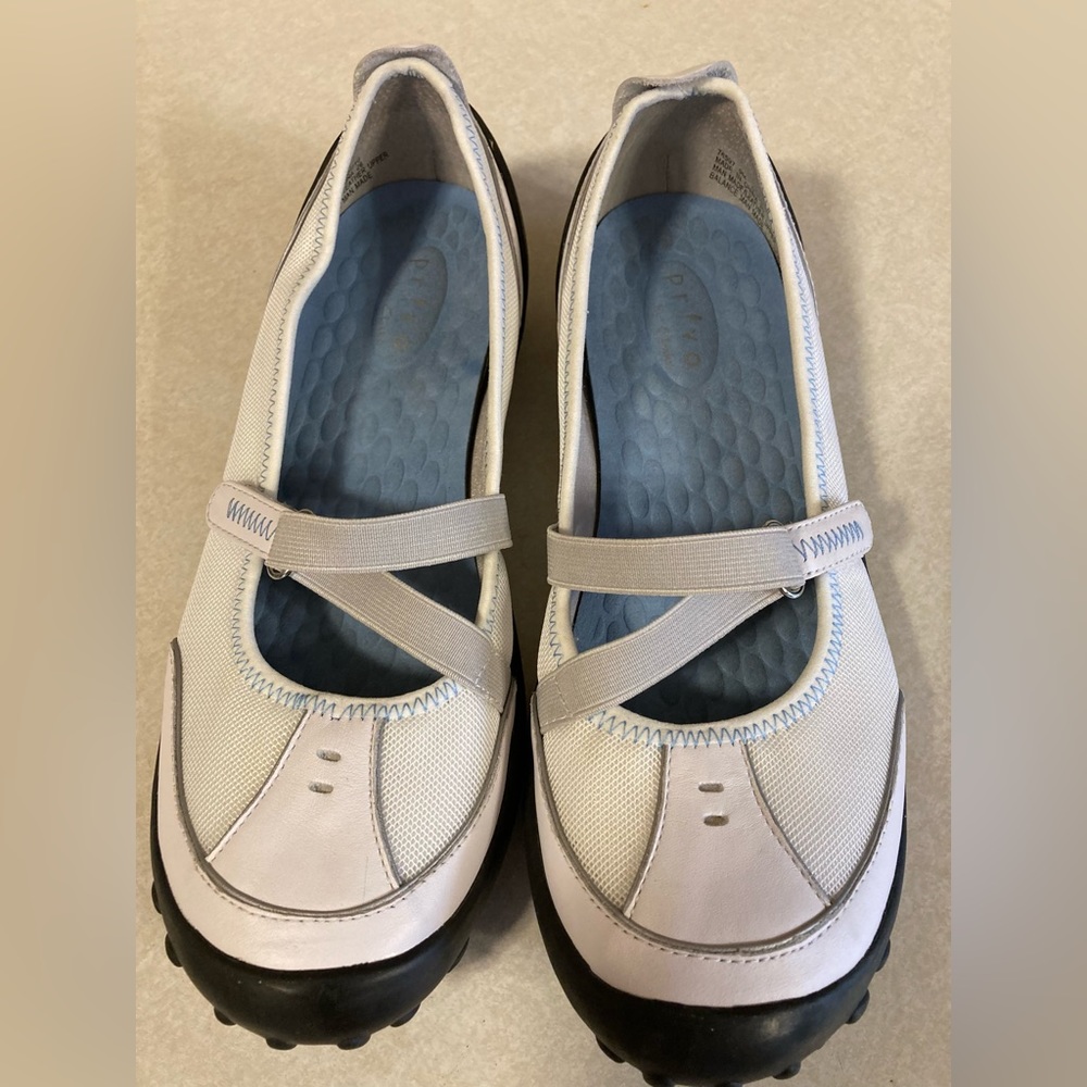 Privo! By Clarks white Women’s shoes, size 9
